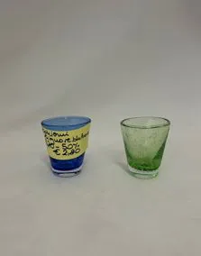 Bicchierini liquore disponibili in blu o verde