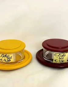 Formaggera plastica/vetro disponibile in giallo e bordeaux