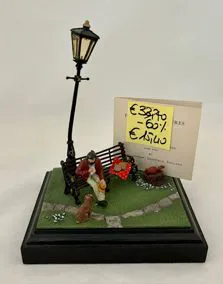 Uomo seduto con cane resina, dimensioni 10x13x15h