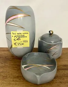 Tris vaso (h 26cm), scatola (h 10cm), posacenere, (Ø 14cm) in porcellana