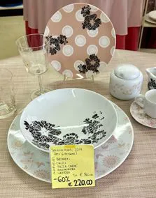 Servizio piatti 20 pezzi,6 bicchieri,6 calici,6 tazzine caffe con lattiera e zuccheriera porcellana