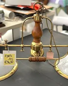 Lampadario a 2 luci in vetro, legno e ottone brunito, lunghezza 97cm